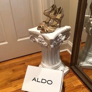 Gold Strappy Stilettos! 👠